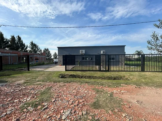 Venta Casa Quinta 2 Dormitorios Los Hornos Con Cochera