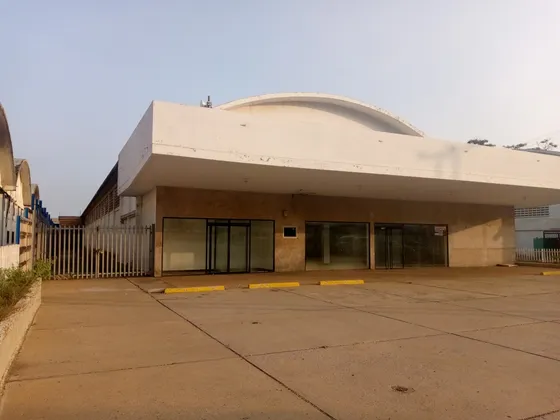 Local Comercial En Alquiler. Av. Intercomunal Lechería 