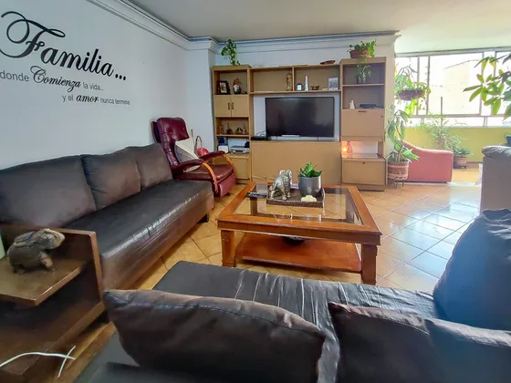 Venta De Amplio Apartamento En Laureles, Medellín