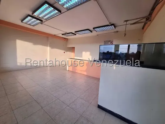 Se Vende Local En Barcelona. Centro Comercial Altamira. Barcelona. Y