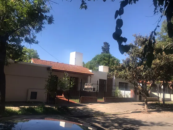 Excelente Opcion Con Escritura  En Inmejorable Zona De Arguello A Pocas Cuadras De Colegios.