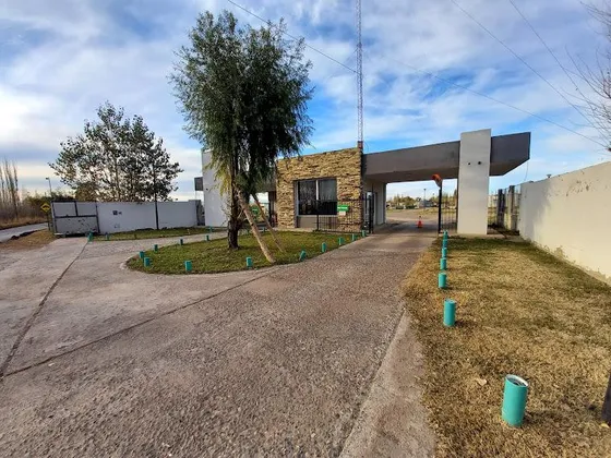 Casa Tipo Quincho En B° Cerrado  Estilo Chacra  - Cipolletti