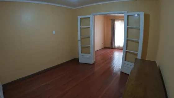 Gran Construcción Solida, Antejardín, Mucho Sitio, Central