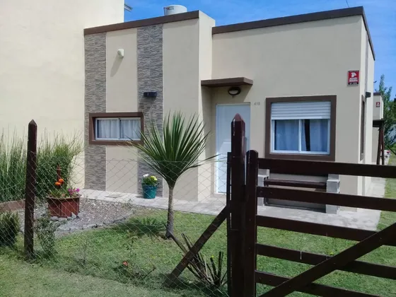 Alquiler Temporario Cabaña 2 Ambientes  Miramar. Barrio Parquemar