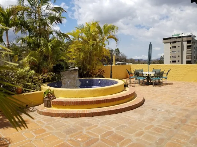  Te Gustaría Vivir En Una Quinta Aérea De 740m2 Y Relajarte En Su Bella Terraza Con Espectacular Vista Al Avila?