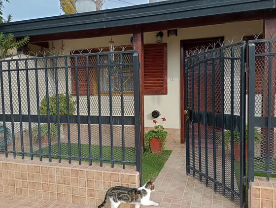Casa En Venta - 3 Dormitorios 1 Baño - Cochera - Villa Regina, Río Negro