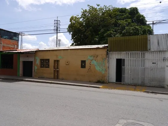 Raiza Suarez Vende Galpon Comercial En El Centro De Barquisimeto,- 2 3 4 9 4 4-, Excelente Zona De Gran Actividad, Es Super Amplio, Funciona Como Taller O Deposito, Oficinas, Baños, Habitaciones!!!!! 