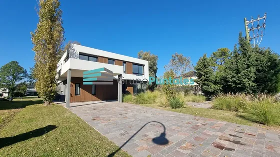 Casa En Saint Thomas Este-oeste A Estrenar En Canning, Con 5 Dormitorios