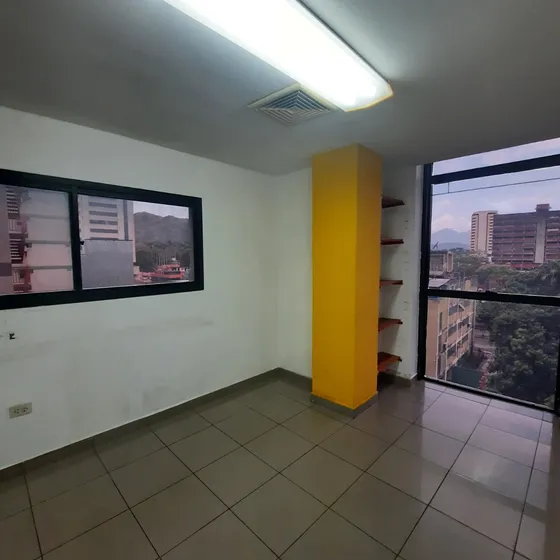 Comoda Oficina En Edificio Kocuy, Av Bolivar Y Calle 151, Cerca De Digitel, En Alquiler. Valencia Edo Carabobo. Nereida Rosales