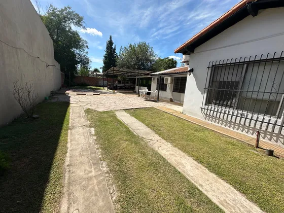 Casa Con Parque En Luis Guillon