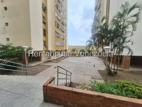 Apartamento En Venta En Barquisimeto Zona Obelisco Codigo 2 6 1 7 2 1 2 Mildred Te Presento Tu Nuevo Hogar En El Centro -oeste De La Ciudad! Amplio Y Conservado Apartamento, Ideal Para Quienes Buscan