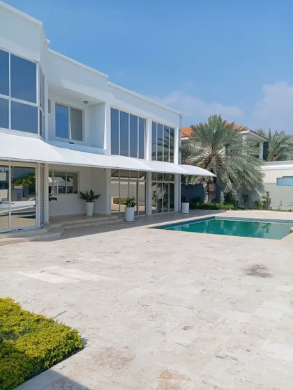 Se Ofrece Villa Contemporánea 