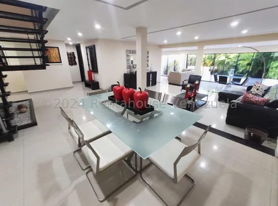 Daniela Linarez Vende Casas Moderna De 2 Pisos Ubicada Al Este De Barquisimeto Amoblada Y Equipada Posee Tanque Subterraneo 360m2 Y Todos Los Servicios Garantizados Barquisimeto Lara