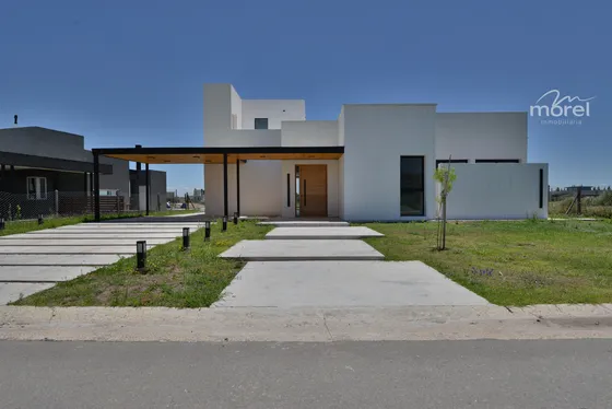 Casa Laguna #200-300 - San Sebastián - Area 8 - 867m2 #id 1992