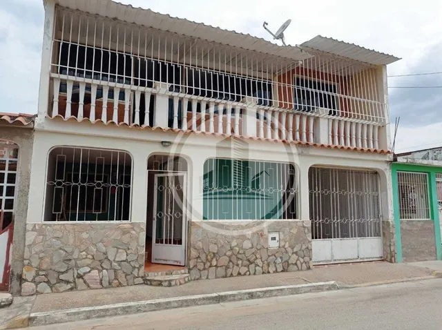 Economica Remodelada  Vende Una Bonita Casa En Palo Negro, Urbanizacion Araguaney, Consta De 2 Plantas Con 288 Mts  Estado Aragua   022js