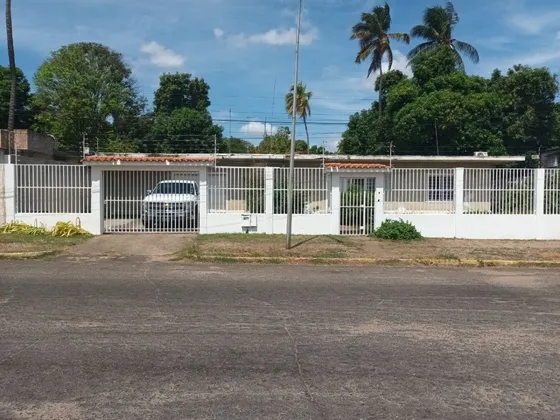 Casa En Venta  Campo B, Puerto Ordaz.  Amplia Casa Con Terreno Para Remodelar 