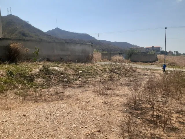 Terreno En Venta En Mañongo - Calle Cerrada, Zona Residencial - At