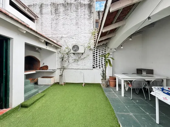 Venta - Casa Pasillo A 2 Cuadras Del Río. 3 Dormitorios Y Patio. Alquila Cochera En Edificio Al Lado