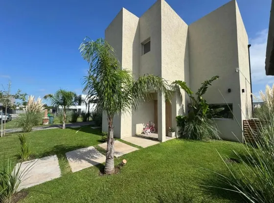 Casa En Venta - 3 Dormitorios 3 Baños - Cocheras - 700mts2 - Pilar