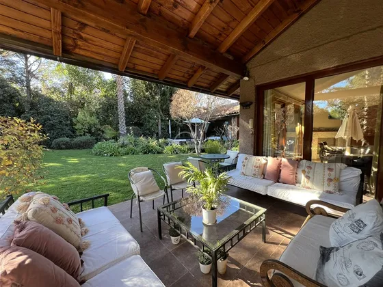 Casa En Venta De 6 Dorm. En Lo Barnechea. Santiago College.