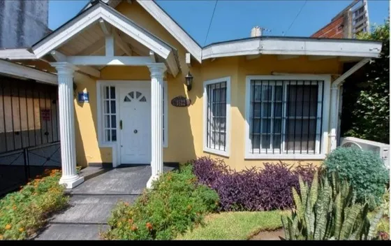 Casa En Venta - 3 Dormitorios 2 Baños - Patio - 230 Mts2 - Moron