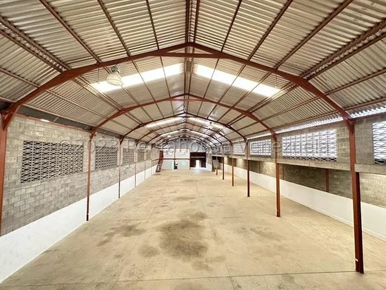 Francisco Rojas Norscia Rentahouse 25-5386 Vende Excelente Oportunidad De Invertir En Un Galpon De 1.367mtrs En Al Zona Industrial Iii, Con Espacios Amplios Y Seguros Para Cualquier Tipo De Actividad 