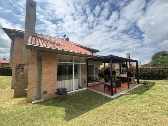En Venta Hermosa Casa En Macadamia, La Calera (18532).