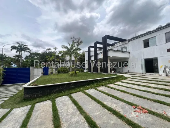 Casa En Venta En Country Club Chacao Caracas Remodelada