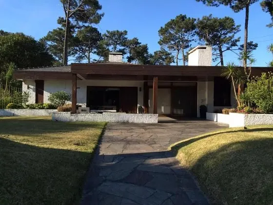 Casa En Venta De 5 Dormitorios C/ Cochera En Playa Mansa
