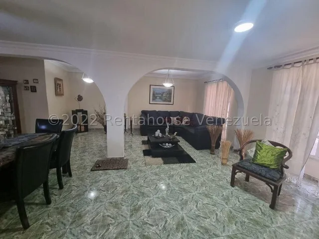 Dennymar, Vende Al Este De La Ciudad Amplia Casa Quinta Ofreciendote Un Area De 525mts Distribuido Armonicamente Para Brindar Comodidad, Cocina Moderna Equipada, Sala Comedor, Parrillera Y Mas B550aa