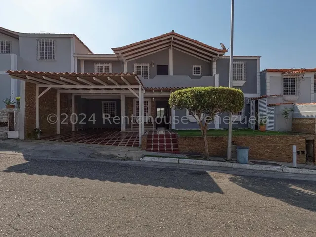 Hermosa Casa En Venta, Rafael Gamarra Trae Para Ti, 2e109,  En Urbanización Al Este De Barquisimeto. Cómoda, Amplia Y Fresca. Con Un Total De 302 M2 De Construcción,3 Habitaciones Con Baño Privado. 