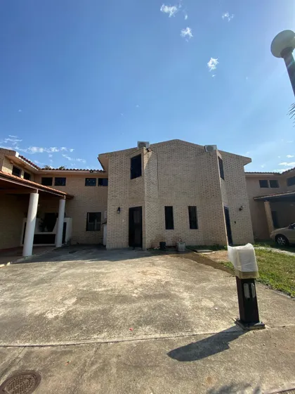 Townhouse En Villaserino Country Park Urb. El Remanso, San Diego, Luisa Mezones Vende.