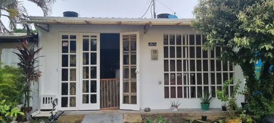 Casa Comercial Frente Parque Para Negocio O Hogar