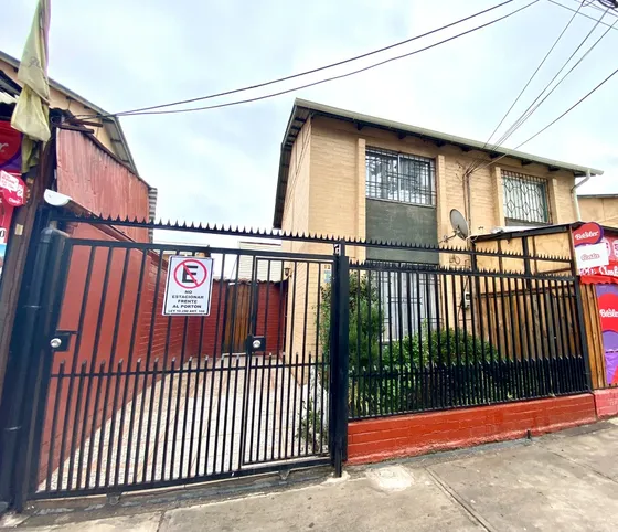 Hermosa Y Confortable Casa De Dos Pisos En Excelente Estado.