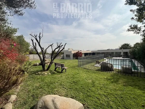 Casa En Venta De 3 Dorm. En Los Bosques De Piedra Roja