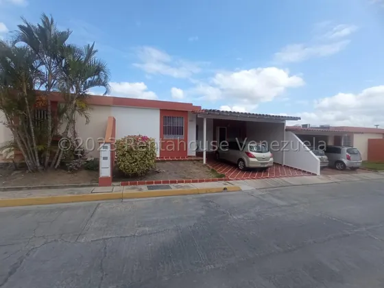 Venta Bella Y Cómoda Casa En Zona Privilegiada De Cabudare, Avenida Ribereña Gabriela C