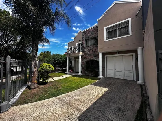 Casa En Venta - 3 Dormitorios 4 Baños - Cochera - 300mts2 - Córdoba