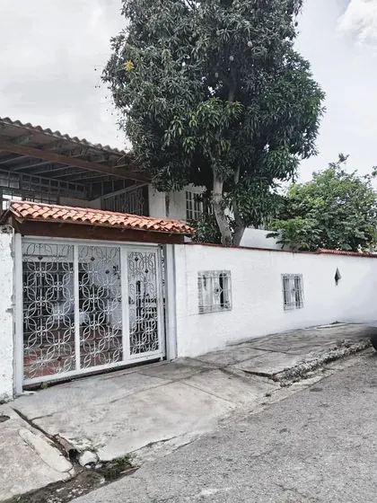 Venta Casa Dos Niveles Para Actualizar Al Gusto, En La Urbanización De Santa Cecilia, Costa Con Un Área De Terreno 250 M2, Construidos 585m2