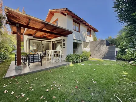 Luminosa Casa En Venta De 4 Dorm. En San Carlos 