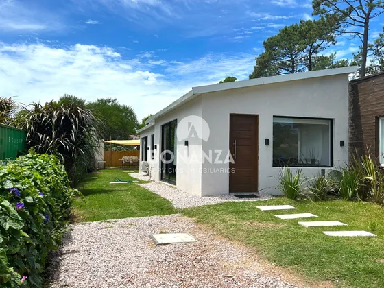 San Francisco, Piriápolis. Casa En Venta, 2 Dormitorios 1 Baño. 600 Metros De La Playa. 