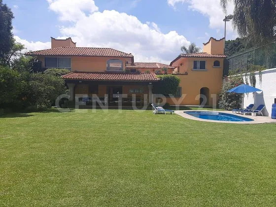Residencia En Fraccionamiento Con Vigilancia