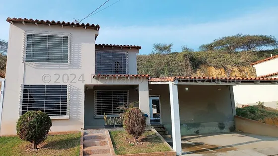 Rafael Carrasquel Trae En Venta Hermosa Casa Con Piscina En Cabudare Con Agradables Espacios, Totalmente Remodelada Con Acabados De Primera Ubicada En Urbanización La Piedad Sur Cabudare Lara,rc