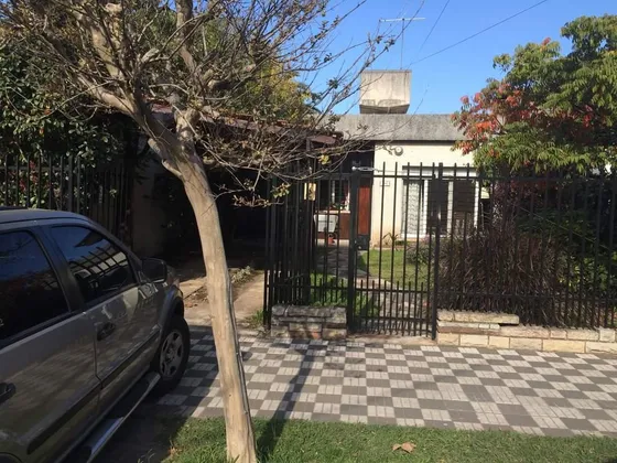 Casa En Venta - 2 Dormitorios 2 Baños - Cochera - 383mts2 - Ituzaingó