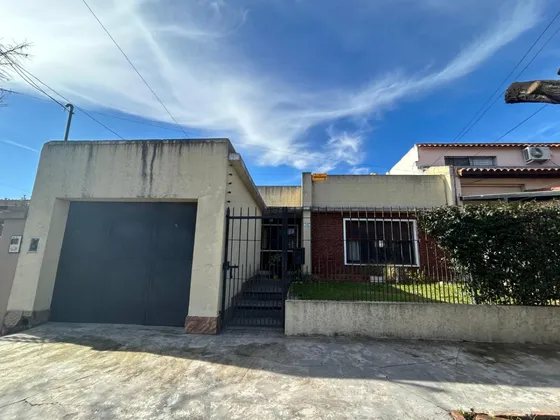 Venta Luis Guillón Casa Apta A Crédito Con 2 Dormitorios, Dpto Al Fondo, Cochera Y Parque! Impecable!
