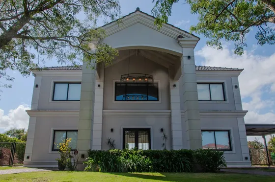 Casa Al Río En Barrio San Marco Con Amarra Propia