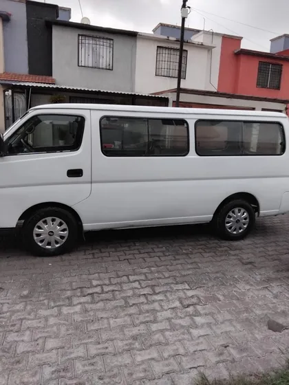 Nissan Urvan 2.4 Dx Larga 9 Pas Ac Mt
