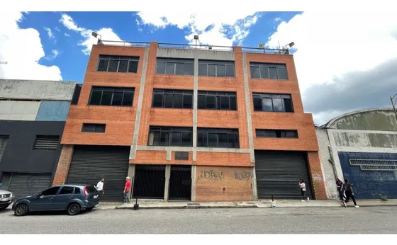En Venta / Alquiler Edificio Industrial Boleita Sur