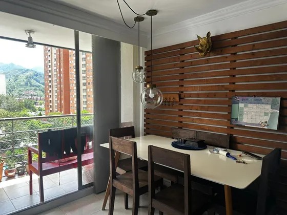 Vendo Apartamento Ubicado En La Parte Baja De La Loma De Los Bernal.