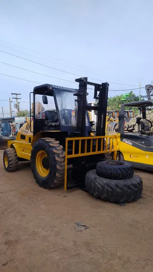 Empilhadeira Movix Todo Terreno, 4 Ton. Torre Dupla 4m.