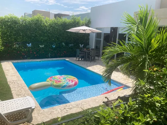 Cabo Verde Maio, De Un Solo Piso, Esquinera, Piscina Privada. 238mtros Cuadrados De Lote. Unica